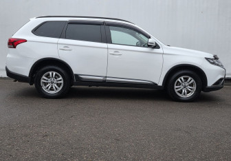 Подержанный автомобиль Mitsubishi Outlander 2019 года (4 фото)