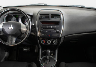 Подержанный автомобиль Mitsubishi ASX 2012 года (11 фото)