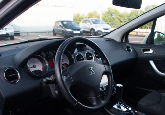 Подержанный автомобиль Peugeot 408 2014 года (9 фото)