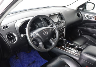 Подержанный автомобиль Nissan Pathfinder 2016 года (7 фото)