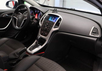 Подержанный автомобиль Opel Astra Hatchback 2012 года (14 фото)