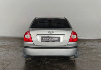 Подержанный автомобиль Ford Focus Sedan 2005 года (6 фото)