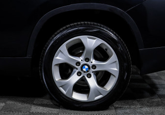 Подержанный автомобиль BMW X1 2013 года (9 фото)