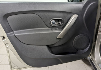 Подержанный автомобиль Renault Sandero 2016 года (11 фото)