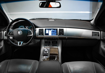 Подержанный автомобиль Jaguar XF Sedan 2011 года (8 фото)
