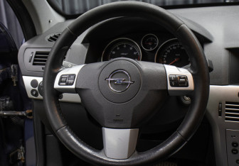 Подержанный автомобиль Opel Astra Hatchback 2011 года (17 фото)