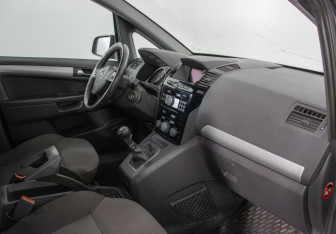 Подержанный автомобиль Opel Zafira Compactvan 2010 года (9 фото)