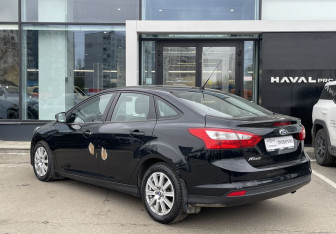 Подержанный автомобиль Ford Focus Sedan 2011 года (7 фото)