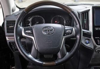 Подержанный автомобиль Toyota Land Cruiser Suv 2021 года (16 фото)