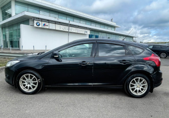 Подержанный автомобиль Ford Focus Hatchback 2013 года (8 фото)