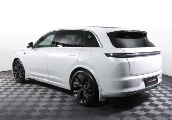 Подержанный автомобиль LiXiang L7 2024 года (7 фото)