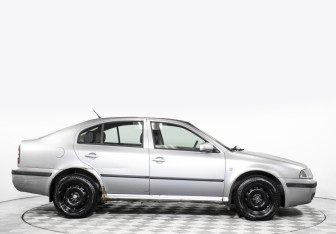 Подержанный автомобиль Skoda Octavia Liftback 2008 года (4 фото)