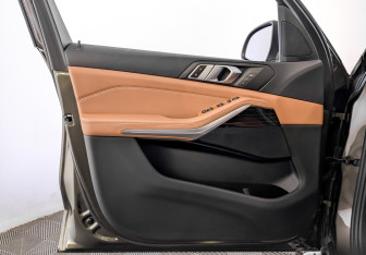 Подержанный автомобиль BMW X5 2020 года (19 фото)