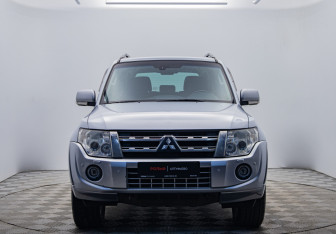 Подержанный автомобиль Mitsubishi Pajero 2012 года (8 фото)