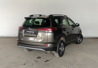 Подержанный автомобиль Toyota RAV4 2016 года (5 фото)