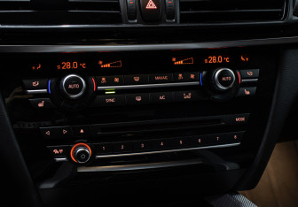 Подержанный автомобиль BMW X5 2016 года (19 фото)