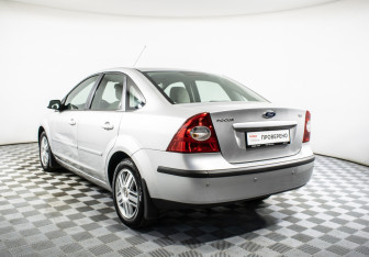 Подержанный автомобиль Ford Focus Sedan 2006 года (7 фото)