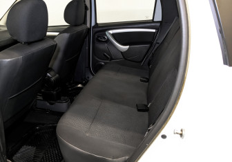 Подержанный автомобиль Nissan Terrano 2015 года (12 фото)