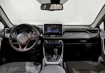 Подержанный автомобиль Toyota RAV4 2021 года (14 фото)