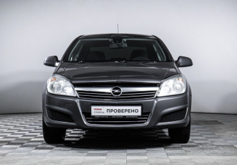 Подержанный автомобиль Opel Astra Sedan 2012 года (2 фото)