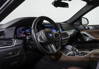 Подержанный автомобиль BMW X6 2021 года (10 фото)