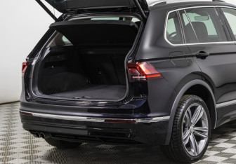Подержанный автомобиль Volkswagen Tiguan 2019 года (19 фото)