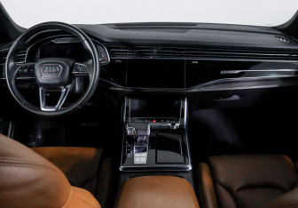 Подержанный автомобиль Audi Q8 2022 года (12 фото)