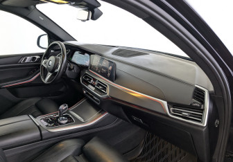 Подержанный автомобиль BMW X5 2020 года (11 фото)