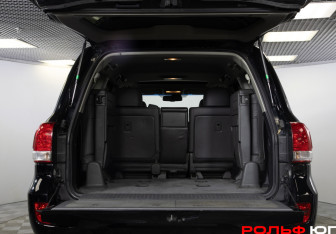 Подержанный автомобиль Toyota Land Cruiser Suv 2010 года (23 фото)