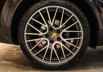 Подержанный автомобиль Porsche Cayenne 2021 года (31 фото)