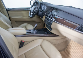 Подержанный автомобиль BMW X5 2010 года (9 фото)