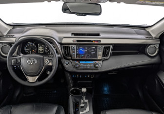 Подержанный автомобиль Toyota RAV4 2018 года (14 фото)