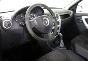 Подержанный автомобиль Renault Logan Sedan 2012 года (7 фото)