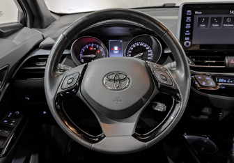 Подержанный автомобиль Toyota C-HR 2021 года (22 фото)