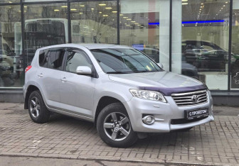 Подержанный автомобиль Toyota RAV4 2011 года (3 фото)