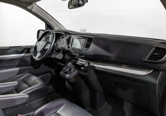 Подержанный автомобиль Peugeot Traveller 2020 года (12 фото)