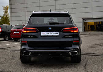 Подержанный автомобиль BMW X5 2023 года (6 фото)