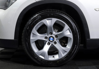 Подержанный автомобиль BMW X1 2011 года (20 фото)