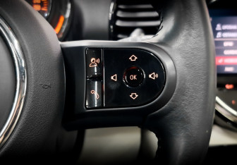 Подержанный автомобиль MINI Clubman Wagon 2021 года (27 фото)