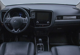 Подержанный автомобиль Mitsubishi Outlander 2020 года (13 фото)