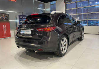 Подержанный автомобиль Infiniti QX70 2013 года (4 фото)