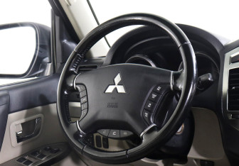 Подержанный автомобиль Mitsubishi Pajero 2017 года (11 фото)