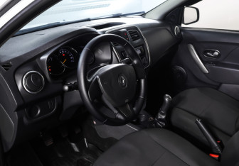 Подержанный автомобиль Renault Logan Sedan 2018 года (14 фото)