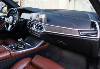 Подержанный автомобиль BMW X7 2021 года (7 фото)