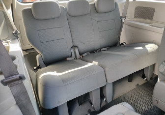 Подержанный автомобиль Chrysler Town & Country 2010 года (11 фото)