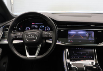 Подержанный автомобиль Audi Q8 2024 года (8 фото)