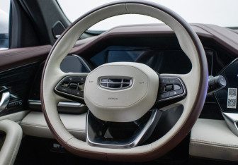 Подержанный автомобиль Geely Monjaro 2023 года (15 фото)