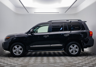 Подержанный автомобиль Toyota Land Cruiser Suv 2013 года (2 фото)