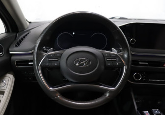 Подержанный автомобиль Hyundai Sonata 2019 года (15 фото)