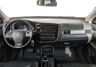 Подержанный автомобиль Mitsubishi Outlander 2013 года (14 фото)